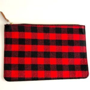 Flannel checkered clutch.